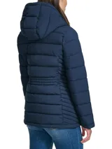 Campera azul marino acolchada con capucha, cierre de cremallera frontal y dos bolsillos laterales con cierre.