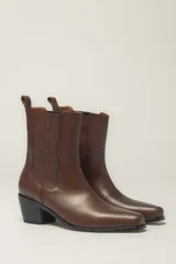 Bota texana de cuero color marrón con elástico lateral y taco cubano negro.