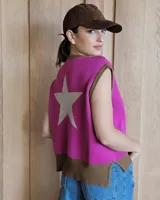 Chaleco tejido de punto color fucsia con cuello y ruedo acanalados en marrón. Presenta una estrella beige en la espalda.