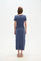 Vestido midi azul de viscosa, corte al cuerpo, manga corta y cuello redondo, con nudo lateral.