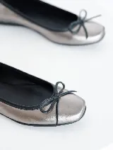 Ballerinas con estampado animal print de leopardo, con moño decorativo en la puntera y ribete negro.