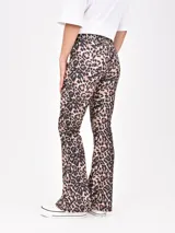 Calza negra acampanada con cintura alta.