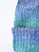 Gorro de lana tejido a punto, con degradé de colores azul, celeste y verde.