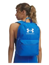 Mochila Under Armour unisex color azul con logo blanco estampado. Cuenta con dos compartimentos con cierre y asa superior. Ligera, resistente y repele el agua.