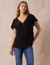 Blusa negra de algodón texturizado marca Zac & Rachel, con escote en V, apliques de botón y lazo de ajuste en la cintura.