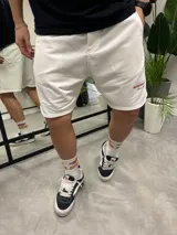 Bermuda deportiva blanca de algodón con logo bordado en marrón.