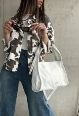 Sobrecamisa de manga larga con estampado de vaca en tonos marrón, blanco y negro.