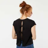 Camiseta negra de manga corta con espalda abierta y lazos.