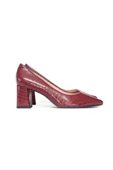 Zapato de tacón color borgoña con textura de cocodrilo, punta fina y tacón bloque.