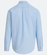 Camisa celeste de lino con cuello camisero, abotonadura frontal y mangas largas.