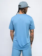 Remera deportiva negra de poliéster con logo de Umbro estampado en blanco en el pecho.