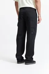 Pantalón jean celeste de corte carpenter, tiro medio, con presillas para cinturón y bolsillos laterales.
