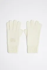 Guantes de punto color crudo con logo de la marca en relieve.