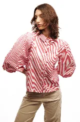 Camisa a rayas verticales rojas y blancas, de algodón, con cuello clásico y mangas abullonadas con volumen.