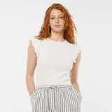 Camiseta blanca de punto con cuello redondo y mangas cortas con volantes.
