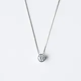 Conjunto de collar y aros en plata 925 con circonias. El collar tiene una cadena de 45cm de largo y un dije de 7mm de diámetro por 4mm de alto.