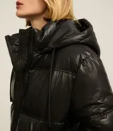 Campera puffer negra con capucha y cierre de cremallera.