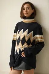 Buzo oversize tejido en algodón, con diseño geométrico en tonos marrones y crema.