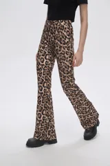 Calza acampanada con estampado animal print de leopardo en tonos marrones.
