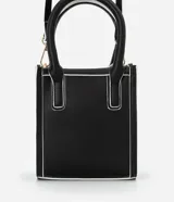 Bolso transversal pequeño tipo bandolera, color negro con detalles en blanco y herrajes dorados. Tiene correa de mano, asa larga desmontable y cierre superior.