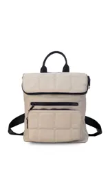 Mochila negra de nylon capitoneada con bolsillo principal con cierre, dos bolsillos frontales con cierre y asa superior.