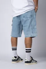 Bermuda de jean celeste, corte mom y estilo carpintero, con bolsillos laterales y traseros.