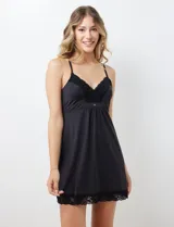 Chemise negra con breteles finos regulables y apliques de encaje en escote y ruedo.