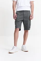 Bermuda cargo color marrón claro, con bolsillos laterales y traseros con solapa.