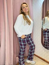 Pantalón largo de algodón con estampado escocés en tonos rojo, azul y blanco. Tiene tiro alto y corte recto levemente entallado.