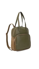 Mochila color marrón con doble asa de mano y correas traseras regulables. Presenta un bolsillo frontal con cierre y compartimento interno para iPad.