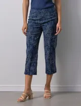 Pantalón capri de gabardina elastizada estampada, marca Zac & Rachel. Con pretina ancha elastizada.