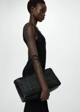 Vestido midi negro de punto fino, con cuello en pico, tirantes anchos y diseño entallado.