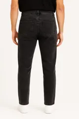 Pantalón de jean azul de corte skinny y tiro bajo.