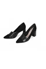 Zapato de tacón negro con puntera en cuero gamuzado y laterales en cuero vacuno texturizado. Tacón geométrico revestido en material brillante.