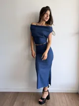 Conjunto azul de dos piezas de tela bambula elastizada, compuesto por un top strapless y una falda midi con tajo lateral.