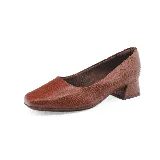 Zapato de cuero marrón con textura de reptil, punta cuadrada y taco bloque de 4 cm.