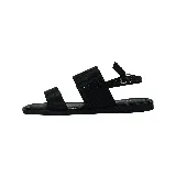 Sandalias negras de cuero sintético con dos tiras anchas sobre el empeine, una de ellas con detalle de flecos. Cierre con hebilla al tobillo.