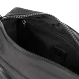 Bandolera negra de poliéster con diseño rectangular, correa regulable con logo de la marca y herrajes plateados. Tiene un compartimento principal con cierre, un bolsillo interno con cierre, un bolsillo externo con cierre y dos bolsillos externos abiertos.