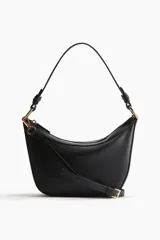 Cartera bandolera negra de cuero sintético con correa de hombro ajustable y asa corta.