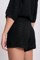 Short negro de punto crochet con cintura elastizada y cordón ajustable.