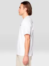 Camiseta de manga corta color blanco, confeccionada en jersey 100% algodón liviano. Presenta un pequeño gráfico serigrafiado en el pecho izquierdo y un gráfico grande enmarcado en la espalda.