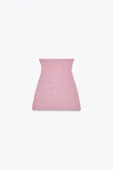 Minifalda rosa de tejido texturizado con tiro alto y corte ajustado.