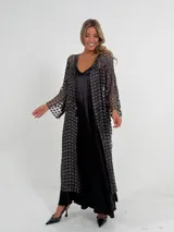 Kimono largo color crema, calado con diseño floral. Incluye lazo de satén para usarlo abierto o cerrado.
