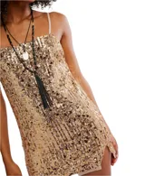 Vestido corto dorado con lentejuelas, escote recto y tirantes finos. Presenta una abertura lateral en la falda y está confeccionado en poliéster y elastano.