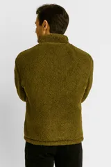 Buzo de polar con estampado de pata de gallo en tonos grises, cuello alto con cierre de cremallera parcial, bolsillo canguro frontal y cordón ajustable en el dobladillo.