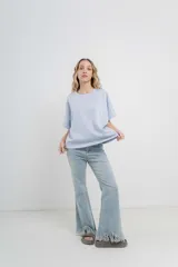 Buzo celeste de algodón grueso, de manga corta y corte oversize.