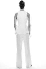 Top blanco sin mangas, con cuello halter y bajo con pliegues. Cierre trasero con cremallera oculta.