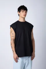 Musculosa blanca de algodón con corte estilo sudadera y sisas amplias.