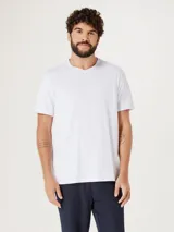 Camiseta blanca de algodón con escote en V y corte recto.