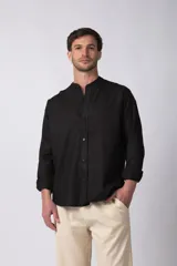 Camisa de manga larga color blanco roto, confeccionada en una mezcla de lino y viscosa, con cuello mao y corte relajado.